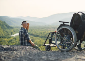 Desaparece el término «disminuido», que se sustituye por «personas con discapacidad»