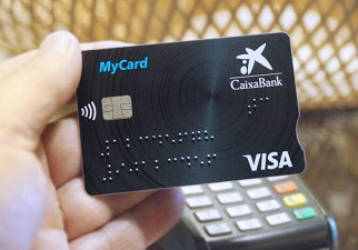 CaixaBank lanza la primera tarjeta financiera con sistema Braille en España