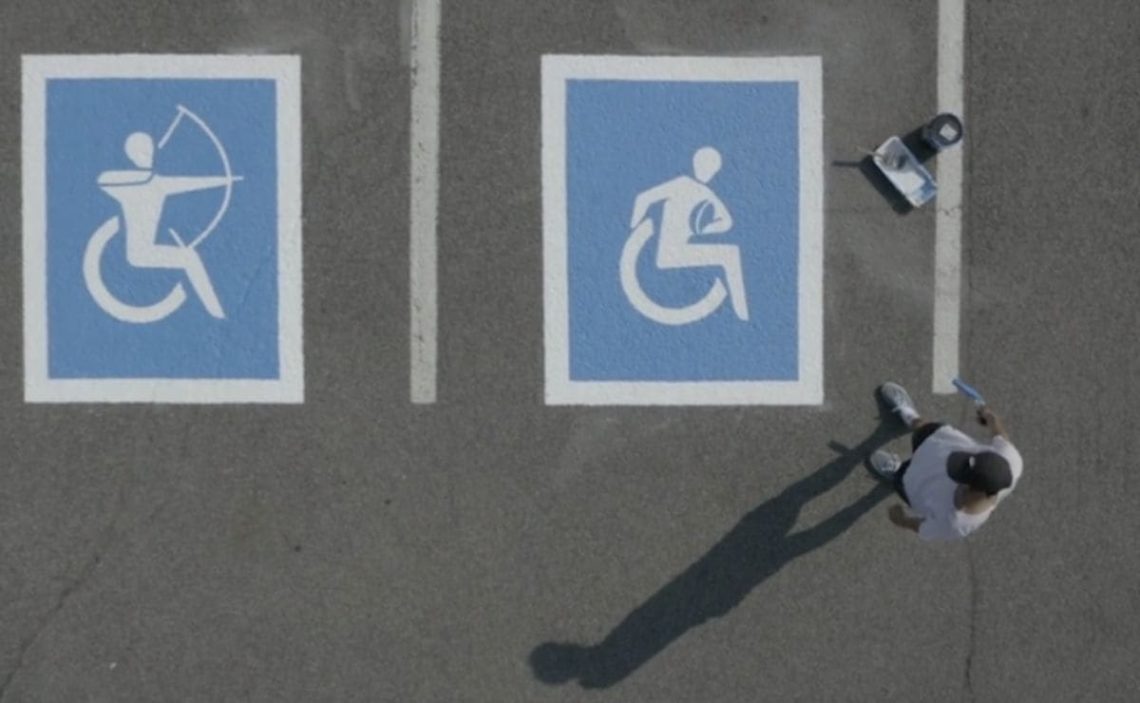 Decathlon transforma el símbol de la cadira de rodes: capacitat en la discapacitat