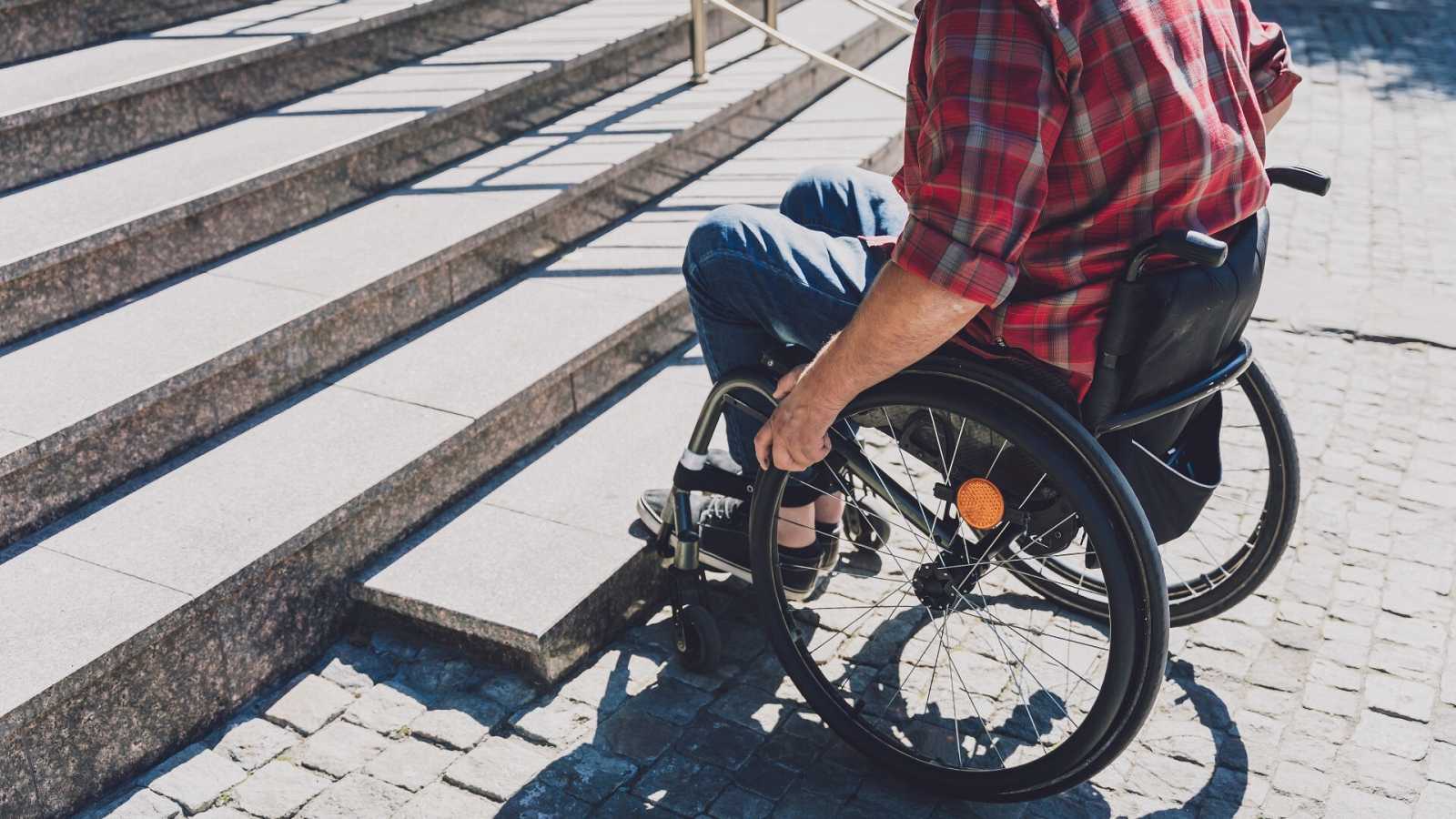 Ambulàncies sense espai, rampes espatllades i altres “errors” que llastren l’accessibilitat en cadira de rodes